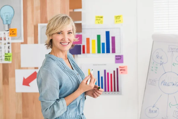 Lächelnde Geschäftsfrau schreibt — Stockfoto