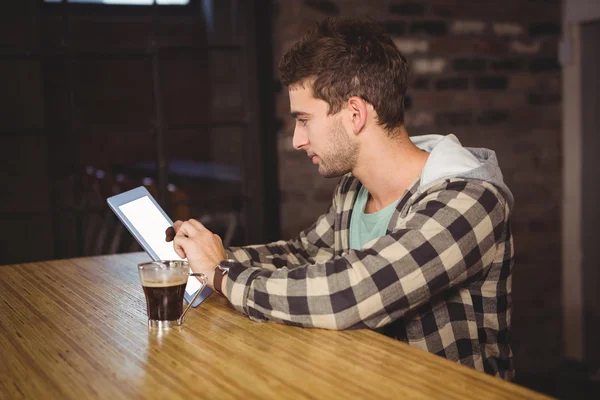 Hipster usando o computador tablet — Fotografia de Stock