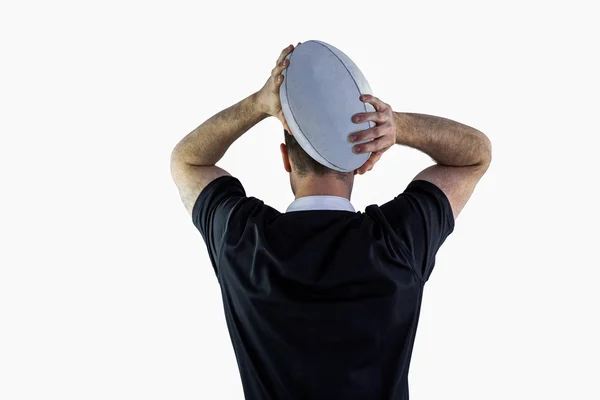 Jogador de rugby prestes a lançar uma bola de rugby — Fotografia de Stock