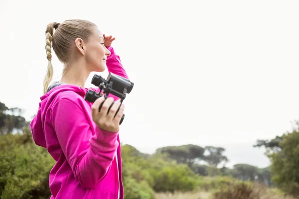 Kadın hiker uzağa arıyorsunuz — Stok fotoğraf