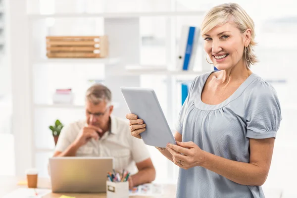 Glimlachende zakenvrouw houden een tablet — Stockfoto