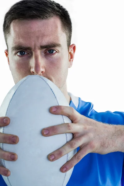 Jogador de rugby segurando uma bola de rugby — Fotografia de Stock