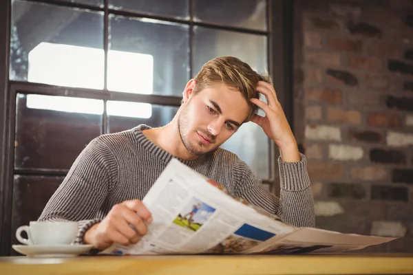 Mann beim Kaffee und Zeitung lesen — Stockfoto