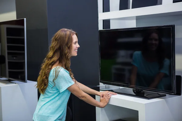 Mooie vrouw winkelen voor nieuwe televisie — Stockfoto