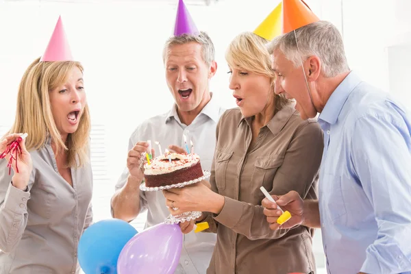 Pessoas soprando velas de aniversário — Fotografia de Stock