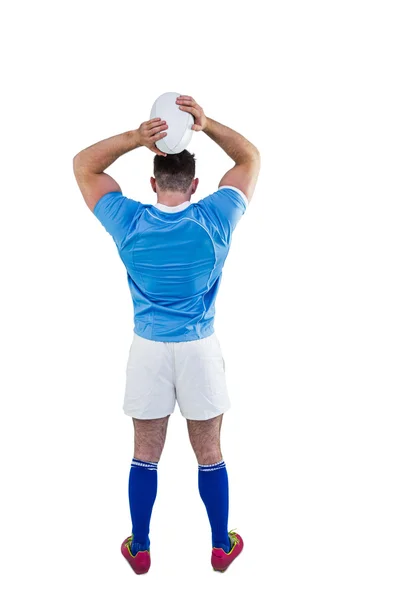 Rugbyspelare kasta bollen — Stockfoto