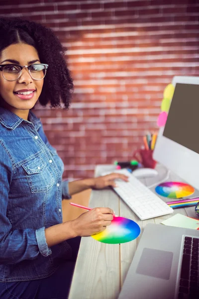 Designer feminino casual sorrindo e trabalhando — Fotografia de Stock