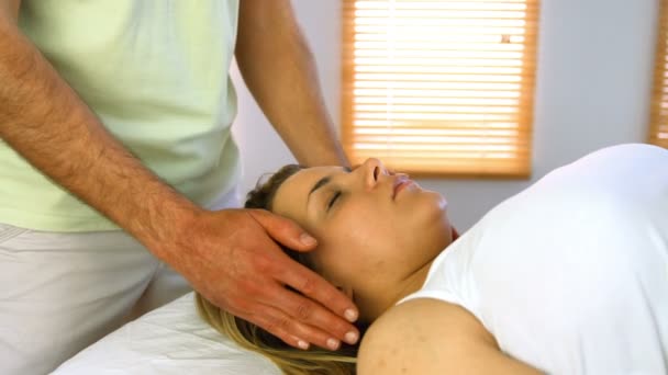 Terapeuten utför reiki på patienten — Stockvideo