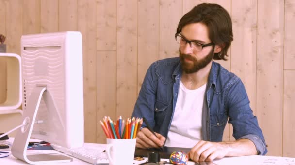 Casual worker using computer at desk — Stock Video