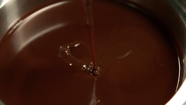 Chocolate melting in saucepan — Stock Video