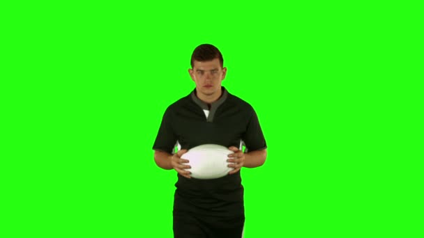 Ernstige rugbyspeler met bal — Stockvideo