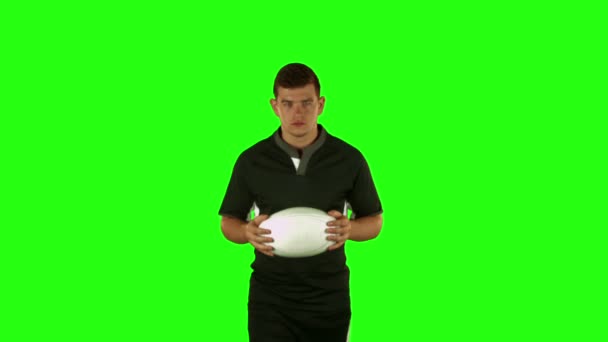 Seriöser Rugbyspieler mit Ball — Stockvideo