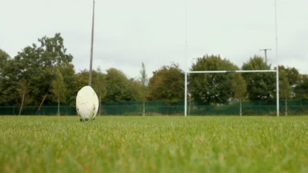 Gros plan d'un joueur de rugby qui frappe une balle de rugby — Video
