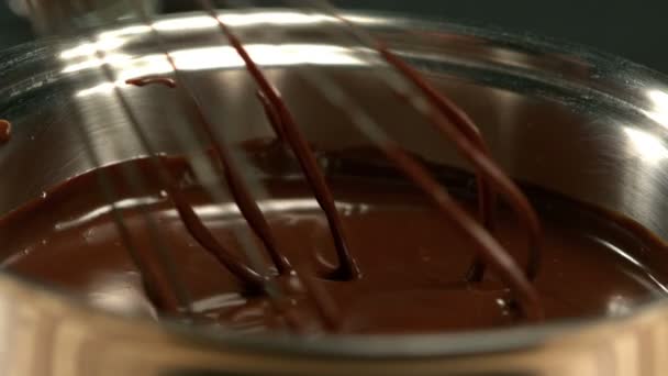 Frullare mescolando cioccolato fuso — Video Stock