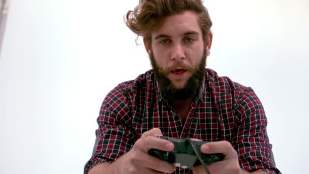 Hipster barbudo jugando videojuegos — Vídeo de stock