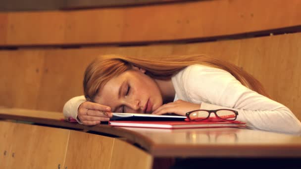 Estudiante dormido sentado en clase — Vídeo de stock