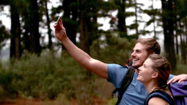 Casal tomando selfie em uma caminhada — Vídeo de Stock