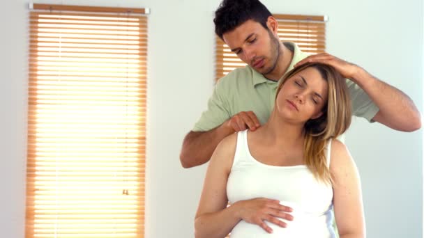 Terapeuta massageando um pescoço de pacientes — Vídeo de Stock