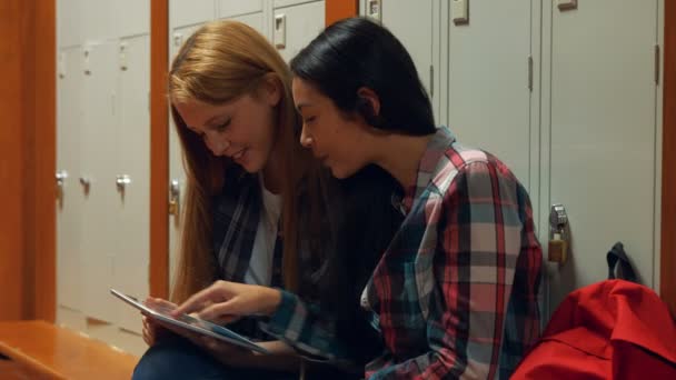 Amigos mirando una tableta PC juntos — Vídeo de stock