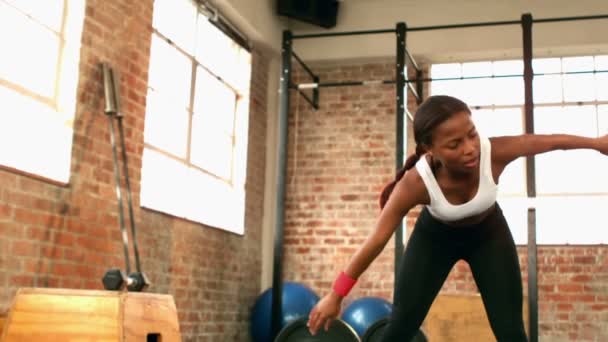 Fit femme faisant de l'exercice en salle de gym Crossfit — Video