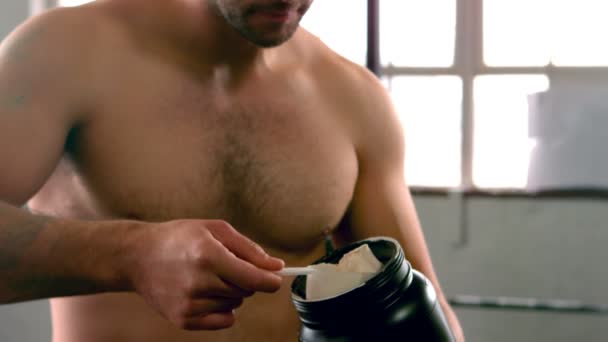 ぴったりの粉末状のタンパク質をすくい男性 — ストック動画