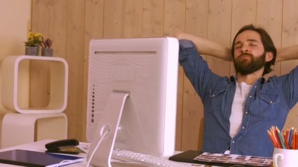 Hipster worker relaxing at desk — Stock Video