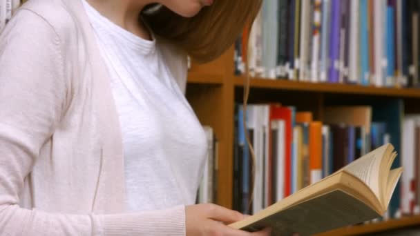 Studenti che leggono in biblioteca — Video Stock