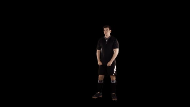 Серьезный игрок в регби ловит мяч — стоковое видео