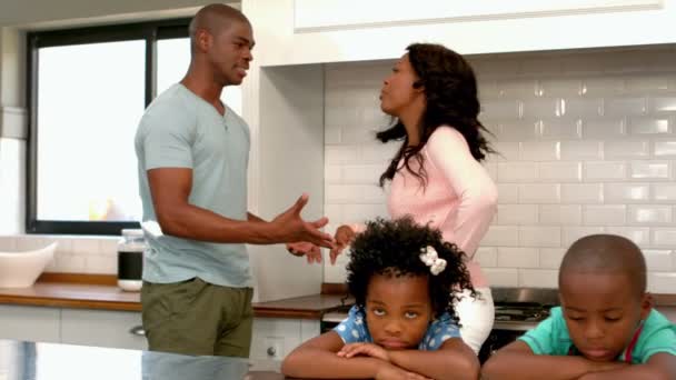 Les parents se disputent devant les enfants — Video