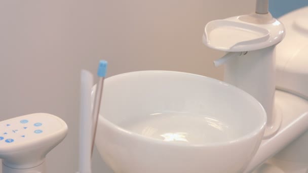 Pia dentária com água corrente — Vídeo de Stock