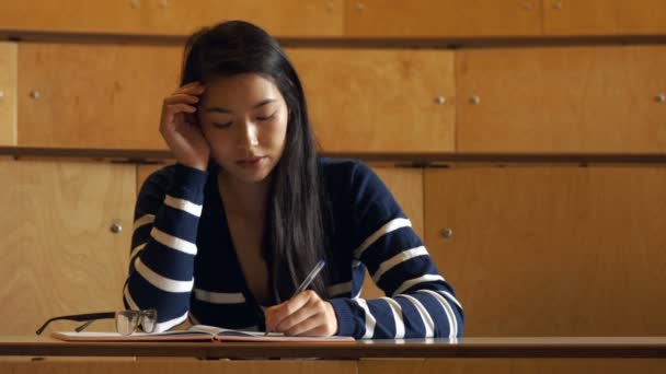 Estudiantes trabajando en una sala de conferencias — Vídeos de Stock