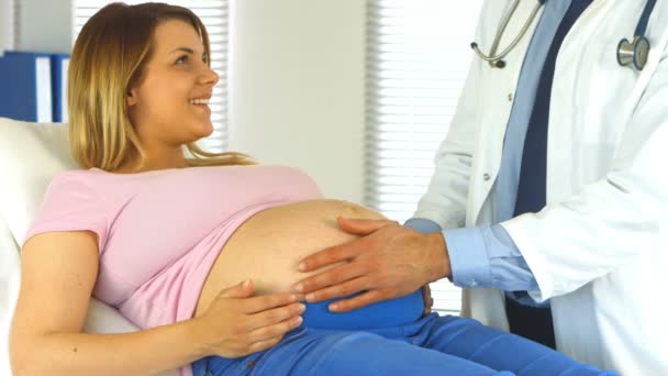 Врач осматривает беременную пациентку — стоковое видео