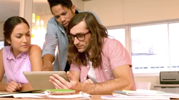 Hipster δημιουργική ομάδα χρησιμοποιώντας μια ταμπλέτα μαζί — Αρχείο Βίντεο