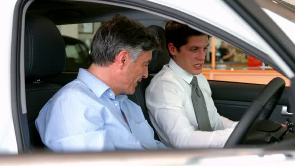 Empresario explicando los detalles del coche — Vídeo de stock