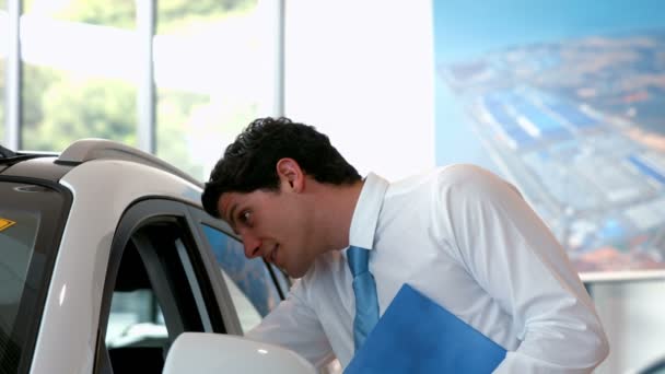 Businessman checking out a car — Stock Video