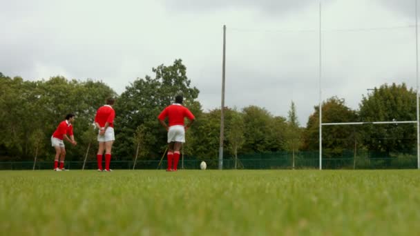 Jogador de rugby dando um pontapé e pontuação — Vídeo de Stock