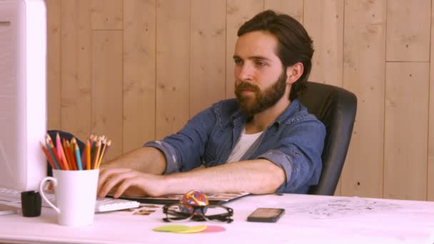 Hipster trabajador relajarse en el escritorio — Vídeos de Stock