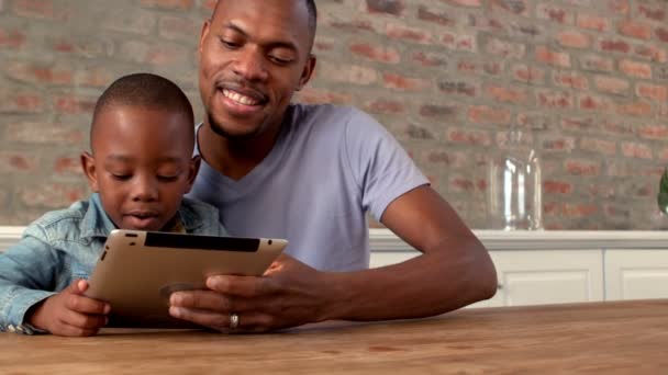 Vader en zoon samen met behulp van Tablet PC — Stockvideo