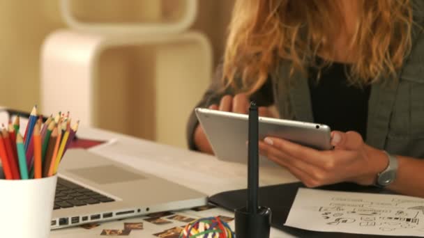 Γραφίστας που χρησιμοποιούν tablet pc στο γραφείο της — Αρχείο Βίντεο