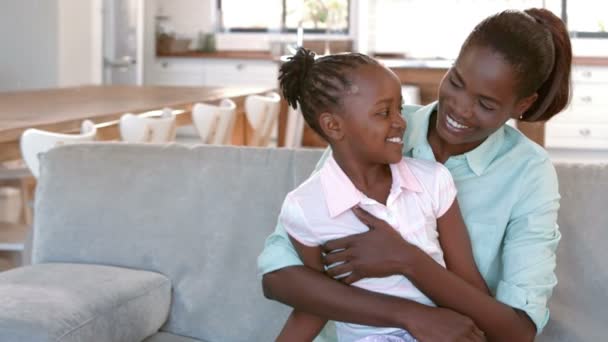 Madre e hija sentadas en el sofá — Vídeos de Stock