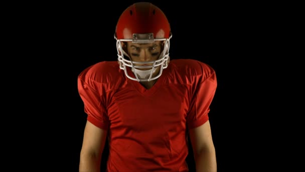 Röd allvarliga amerikansk fotbollsspelare poserar — Stockvideo