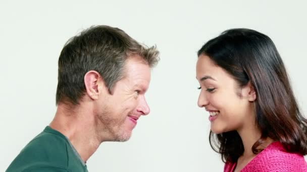 Sonriendo pareja bing romántico juntos — Vídeos de Stock