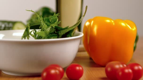 Salat wird auf dem Tisch zubereitet — Stockvideo