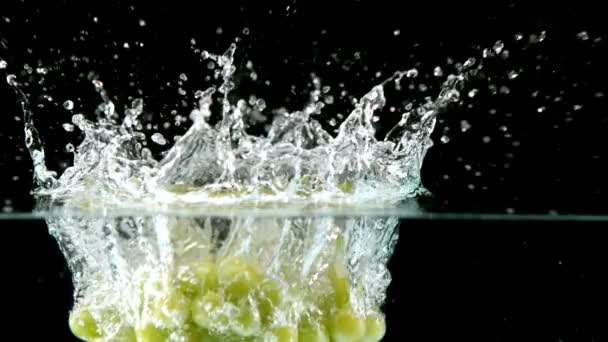 Suya düşen üzümler — Stok video