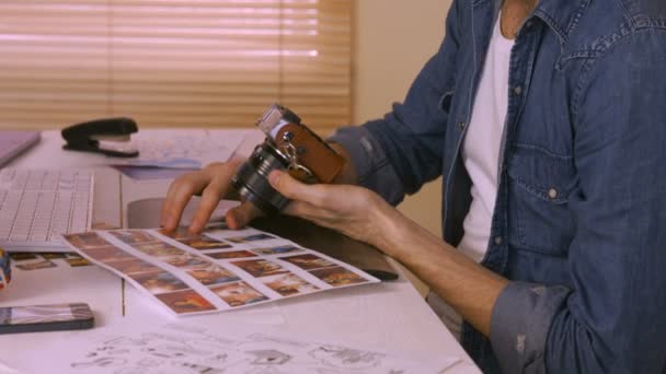 Photo editor working at his desk — Stock Video