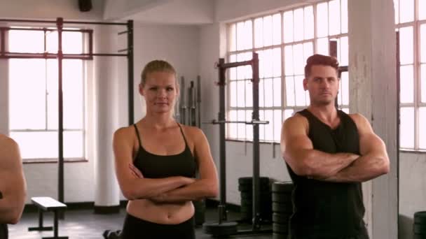 CrossFit spor salonunda poz insanların uygun — Stok video