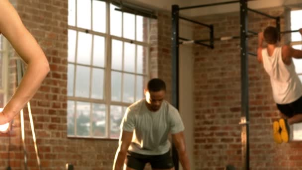 适合在运动量来找到健身房锻炼身体的人 — 图库视频影像