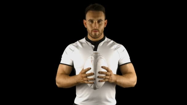 Jugador de rugby serio sostiene pelota de rugby — Vídeo de stock