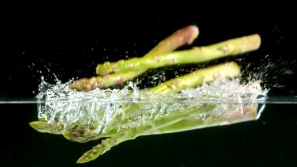 Asparagus falling in water — Stock Video