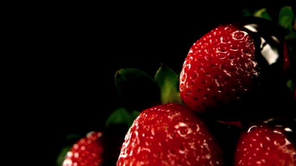 Gesmolten chocolade gieten over aardbeien — Stockvideo